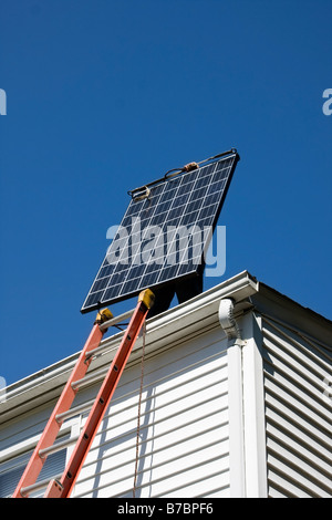 Photovoltaik-Solarpanel Installation auf Haus Stockfoto