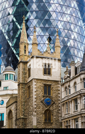 Alten Kirchturm gegen die Gurke Gebäude London England Stockfoto