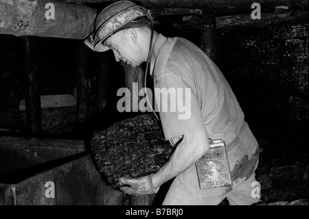 Bergmann die Klumpen der Kohle u Blaencuffin Coal Mine ein privat geführtes drift Mine auf einem Berghang oberhalb Pontypool South Wales UK zu Straßenbahn Stockfoto