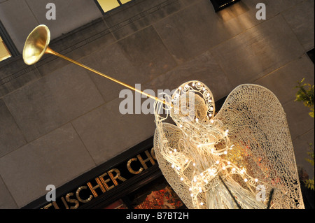 Weihnachtsengel bei Dämmerung Rockefeller Center in New York City Stockfoto