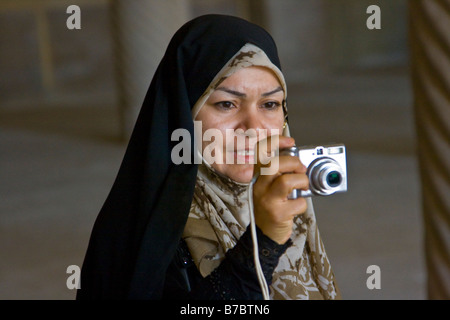 Iranische Frau, die ein Foto in Masjid Vakil oder Regents Moschee in Schiraz Iran Stockfoto