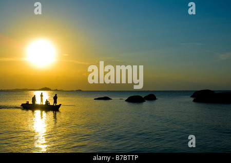 Fischer mit dem traditionellen Fischerboot bei Sonnenaufgang in Tanjung Tinggi, Belitung Stockfoto