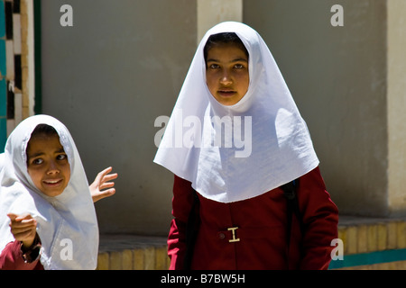 Iranische Mädchen am Mausoleum von Nematollah Vali im Iran Mashan Stockfoto