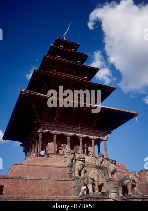 Jeder aufsteigenden Tier auf den Stufen des NYATAPOLA-Tempel gilt als 10mal stärker BHAKTAPUR NEPAL Stockfoto