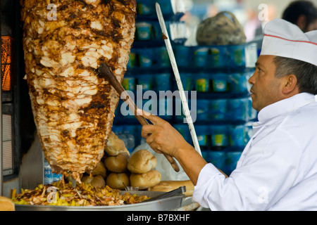 Wählen einen Schnitt von Hähnchen Döner Kebap in Istanbul Türkei Stockfoto