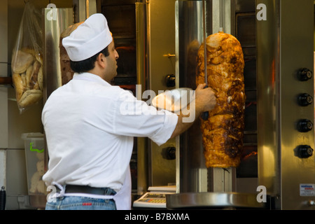 Tavuk Sis oder Hähnchen Döner Kebap auf Istiklal Caddesi in Istanbul Türkei schnitzen Stockfoto