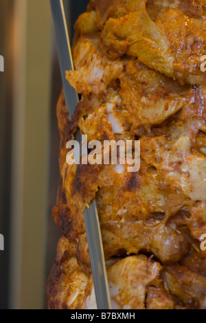 Tavuk Sis oder Hähnchen Döner Kebap auf Istiklal Caddesi in Istanbul Türkei schnitzen Stockfoto