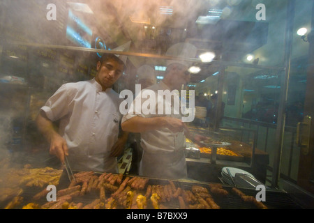 Grillen von Fleisch in einem Restaurant auf der Istiklal Caddesi in Istanbul Türkei Stockfoto