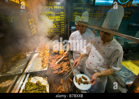 Grillen von Fleisch in einem Restaurant auf der Istiklal Caddesi in Istanbul Türkei Stockfoto