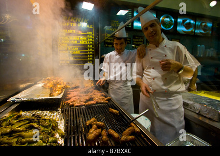 Grillen von Fleisch in einem Restaurant auf der Istiklal Caddesi in Istanbul Türkei Stockfoto