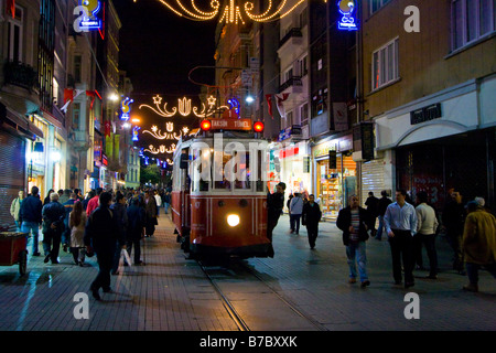 Straßenbahn auf der Istiklal Caddesi in der Nacht in Istanbul Türkei Stockfoto