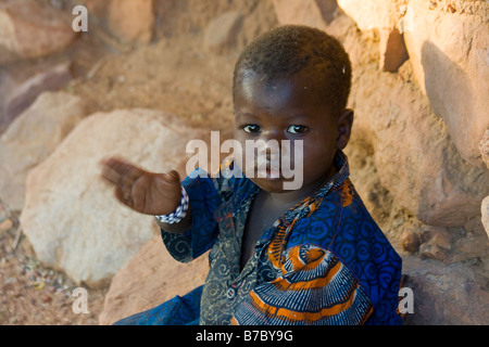 Dogon junge winken in Youga-Na in zahlt Dogon in Mali Stockfoto