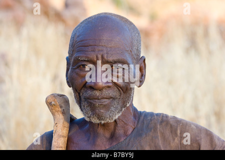 Dogon-Senior mit einer kleinen Axt in Youga-Na in zahlt Dogon in Mali Stockfoto