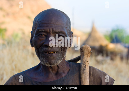 Dogon-Senior mit einer kleinen Axt in Youga-Na in zahlt Dogon in Mali Stockfoto