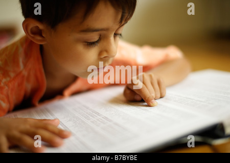 Sechs Jahre alten Jungen verweist auf Index der atlas Stockfoto