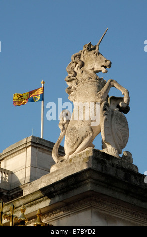 Einhorn auf Tor am Buckingham Palace Royal Standard fliegen hinter, Westminster, London, England Stockfoto