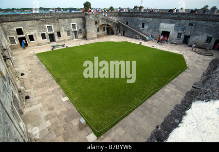 Blick auf den Innenhof als Besucher Spaziergang Castillo de San Marcos, ein 17. Jahrhundert Fort National Monument in St. Augustine, Florida Stockfoto