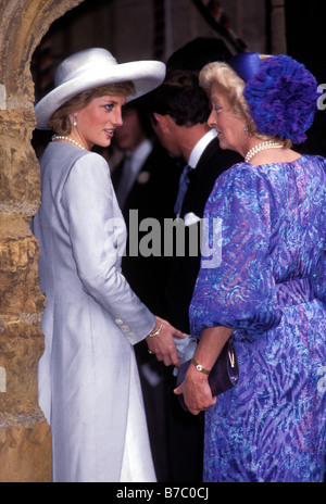 Prinzessin Diana mit ihrer Mutter, Frances Shand Kydd -, bei der Hochzeit von Viscount Spencer (Charles Spencer) und Victoria Lockwood. 1989 Stockfoto