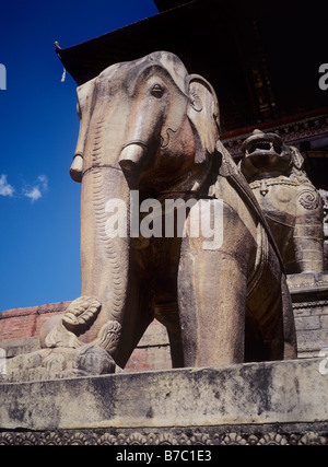 Jeder aufsteigenden Tier auf den Stufen des NYATAPOLA-Tempel gilt als 10mal stärker BHAKTAPUR NEPAL Stockfoto