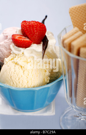 Gemischtes Eis mit Schlagsahne, Creme, Nahaufnahme Stockfoto