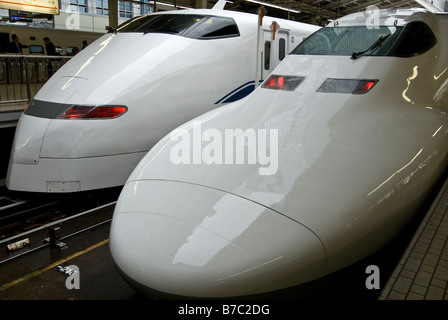 Serie 700 und 300 Serie Hochgeschwindigkeitszüge in Tokyo Station gestoppt Stockfoto