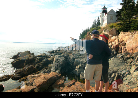 Ein Paar an Bass Harbor Leuchtturm, Maine, USA Stockfoto