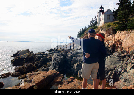 Ein Paar an Bass Harbor Leuchtturm, Maine, USA Stockfoto