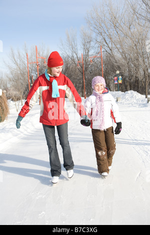 9 und 13 Jahre alten Mädchen Skaten, The Forks, Winnipeg, Kanada Stockfoto