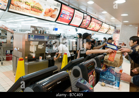 Zähler in einem McDonalds Restaurant England UK Stockfoto