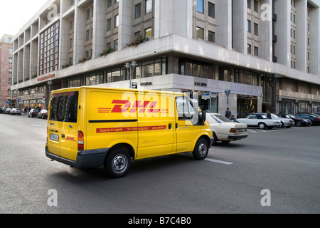 DHL Lieferung LKW in Berlin Deutschlands Straßen eine amerikanische Firma, in einem fremden Land Stockfoto
