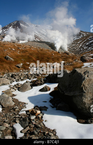 Dampfende Fumarolen am Asahi-Dake (Mount Asahi), Hokkaidos höchstem Berg, Daisetsuzan National Park, Japan Stockfoto