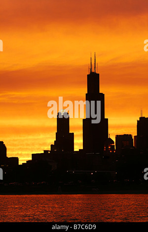 Skyline von Chicago genommen von einem Boot auf dem Lake Michigan im Hochsommer in der Abenddämmerung Stockfoto