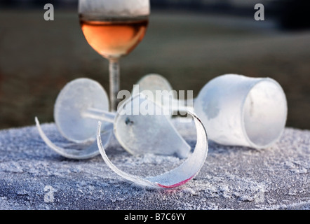 Morgen-nach-Nacht-before gefrostet und gebrochene Glas Wein Partei bleibt auf gefrorenen Land UK Stockfoto