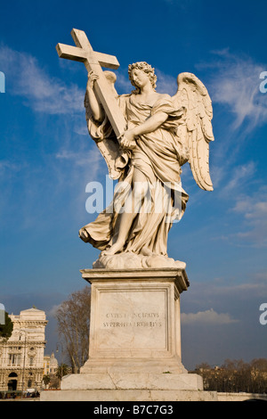 Einer der mehrere Engelsstatuen auf der Brücke von Castel Sant' Angelo in Rom, Italien Stockfoto