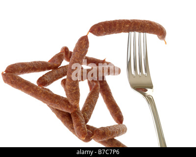 Frisch lecker gewürzt Pfiffikus österreichische Würstchen auf eine Gabel Isoliert gegen einen weißen Hintergrund mit keine Menschen und einen Freistellungspfad Stockfoto