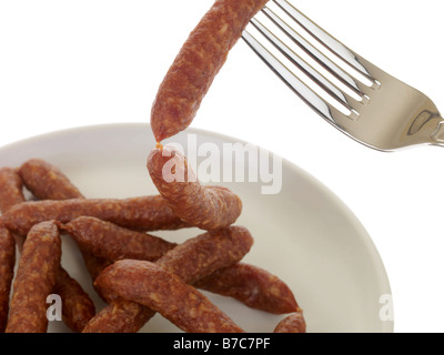 Frisch lecker gewürzt Pfiffikus österreichische Würstchen auf eine Gabel Isoliert gegen einen weißen Hintergrund mit keine Menschen und einen Freistellungspfad Stockfoto