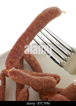 Frisch lecker gewürzt Pfiffikus österreichische Würstchen auf eine Gabel Isoliert gegen einen weißen Hintergrund mit keine Menschen und einen Freistellungspfad Stockfoto