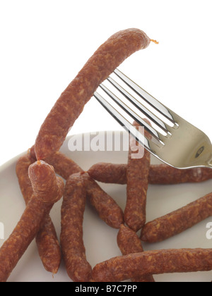 Frisch lecker gewürzt Pfiffikus österreichische Würstchen auf eine Gabel Isoliert gegen einen weißen Hintergrund mit keine Menschen und einen Freistellungspfad Stockfoto