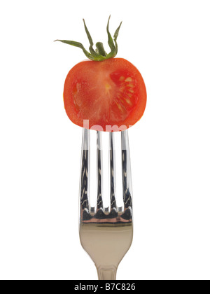 Frische, gesunde reife rote Rebsorten angebaut Kirschtomaten Auf einer Gabel Isoliert gegen einen weißen Hintergrund mit keine Menschen und einen Freistellungspfad Stockfoto