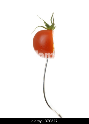 Frische, gesunde reife rote Rebsorten angebaut Kirschtomaten Auf einer Gabel Isoliert gegen einen weißen Hintergrund mit keine Menschen und einen Freistellungspfad Stockfoto