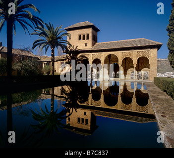 DIE Damen-Turm spiegelt sich in einem Teich im Abschnitt Palast von GRANADA S ALHAMBRA Spanien Stockfoto