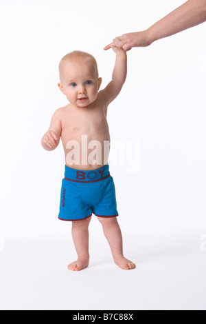 Kleinkind hält seine Eltern hand Stockfoto