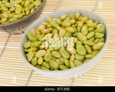 Frische ungekocht Raw gesunden asiatischen Edamame Bohnen ohne Menschen und einen Freistellungspfad Stockfoto