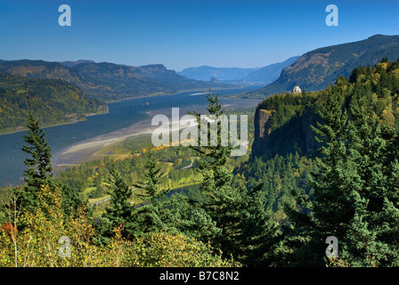 Columbia River Gorge aus Portland Frauen Forum Park am Chanticleer, Vista Haus auf Crown Point im Abstand gesehen, Oregon USA Stockfoto