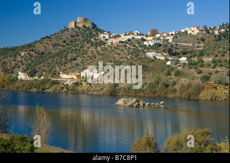 Portugal, an der Grenze zwischen den Regionen Alentejo und Beira Baixa, Belver Dorf und Schloss am Fluss Tejo Stockfoto