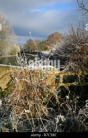 Ein Winter-Morgen auf dem Kanal zwischen Macclesfield & Bollington Stockfoto