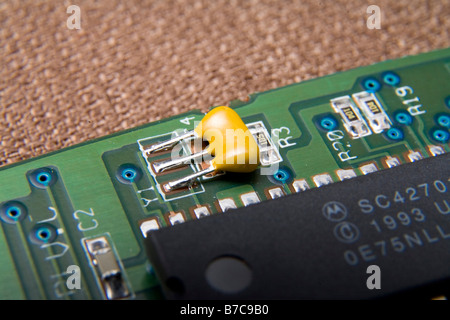 Elektronischen Leiterplatte mit Computer-Chips, Widerstände, Kondensatoren, andere Teile. Stockfoto