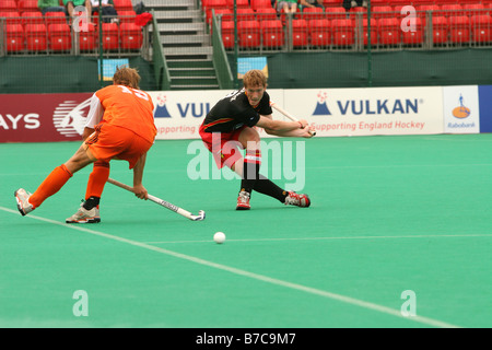 Hockey-Spieler im Wettbewerb bei der Euro-Nationen 2007 in Manchester uk (Niederlande / Belgien) Stockfoto