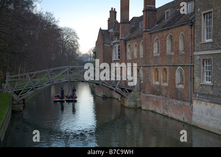 Die hölzerne Brücke über den Fluss Cam in Cambridge, auch bekannt als die Mathematical Bridge Stockfoto