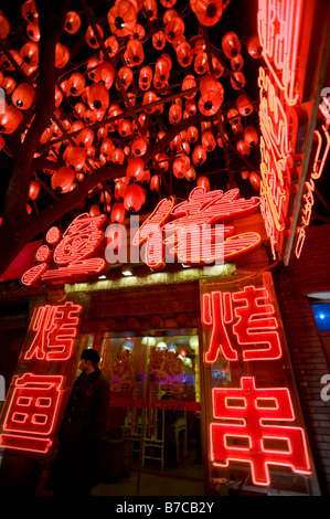 Viele rote Laternen und Leuchtreklamen nachts außerhalb Restaurants auf 'Ghost Street"in Peking 2009 Stockfoto